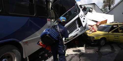 Tráiler se queda sin frenos y provoca carambola en la México-Querétaro; hay 36 heridos