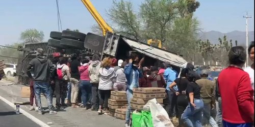 Volcó tráiler cargado de papel, y luego lo rapiñan familias vecinas