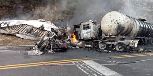 Murió calcinado un conductor, en incendio de tráileres
