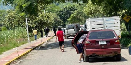 Causa molestia grabación de película en Tamasopo por cierre de carretera