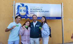 Reciben estudiantes universitarios de Matehuala becas de transporte gratuito