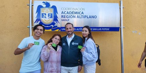 Reciben estudiantes universitarios de Matehuala becas de transporte gratuito