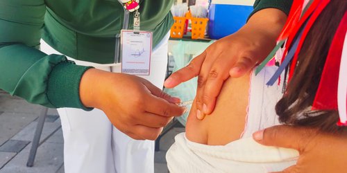 Aplican vacuna contra el sarampión en la plaza de Rioverde