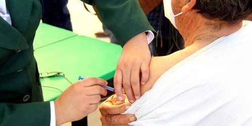 Llaman a no trasladar a adultos mayores para recibir vacunas anti Covid