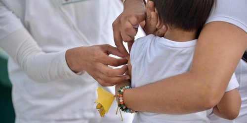 Por iniciar vacunación a menores de edad con comorbilidades