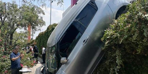 Maniobra mal y se va a mini barranco en plaza El Dorado