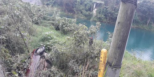 Chevy volcó y estuvo cerca de caer al río de Tambaca