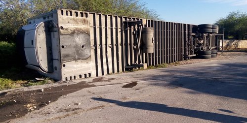 Volcó trailer cargado de tomate del invernadero de Santa Rita