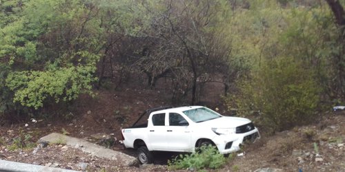 Ingenieros heridos en aparatosa volcadura