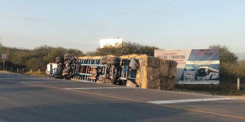 Volcó tráiler cargado con pacas de forraje