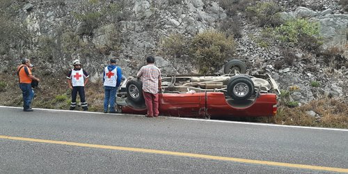 Vuelca camioneta en carretera a Rayón