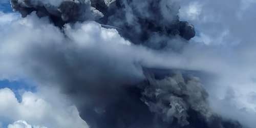 Erupción del volcán Sinabung en Indonesia bloquea los rayos del Sol