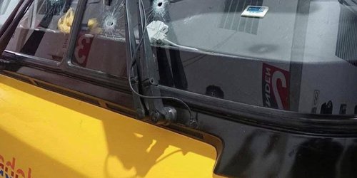 Balean a chofer de autobús Tornado tras intento de asalto en la Carretera 57