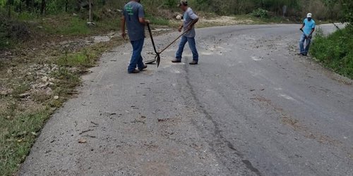 Realizan labores de limpieza en caminos y vialidades de Santa Catarina tras lluvias
