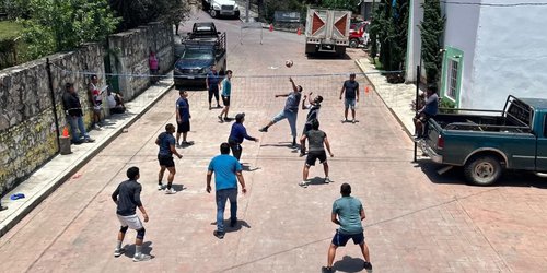 Maestros de Santa Catarina participan en torneo de voleibol por el Día del Maestro