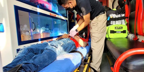 Motociclista resulta lesionado tras derrapar en calles de Ciudad Fernández