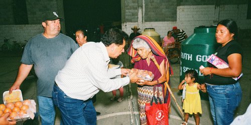 Oscar Bautista celebra a madres de Rioverde con flores y apoyos