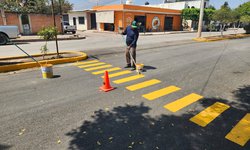 Realizan trabajos de mantenimiento en camellón Emiliano Zapata en El Refugio