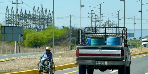 Auxilian a hombre en situación de riesgo sobre la Carretera 70 en Rioverde