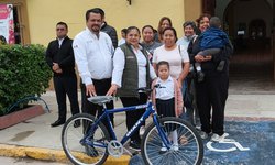 Autoridades de Ciudad Fernández apoyan a escuela Hellen Keller con entrega de bicicleta