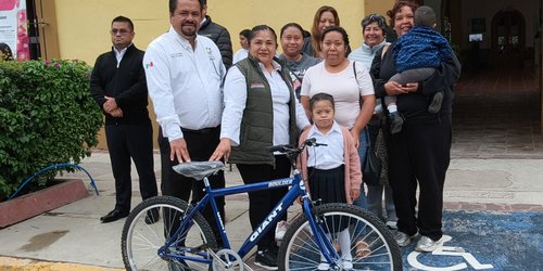 Autoridades de Ciudad Fernández apoyan a escuela Hellen Keller con entrega de bicicleta