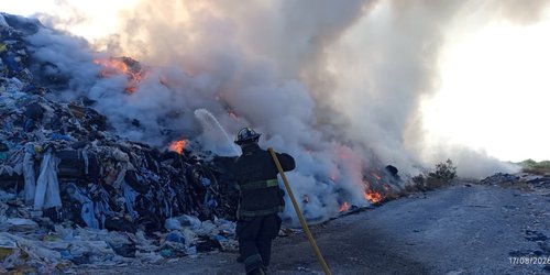 Avanza mitigación del incendio en relleno sanitario de Rioverde; reportan 60 a 70% de control
