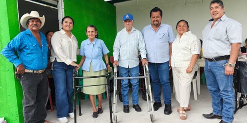 Entregan andadores a adultos mayores en la comunidad de Los Llanitos