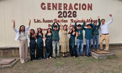 Karen Manríquez apadrina generación de estudiantes en Limón de la Peña