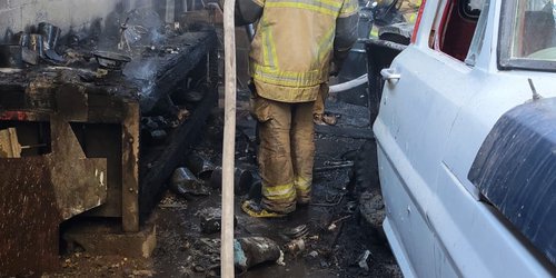Incendio en taller de hojalatería moviliza a Bomberos en Pedregal de San Marcos