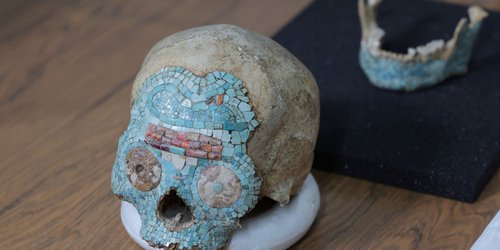 Bajo resguardo del INAH, el cráneo prehispánico con mosaico de turquesa, repatriado desde Países Bajos.