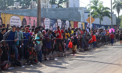 Bancarizan a 12 mil refugiados en México; empresas reportan menor rotación y mayor productividad