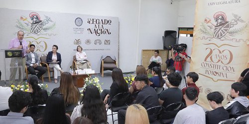 Analizan origen de la Constitución de San Luis Potosí durante conversatorio por el Bicentenario