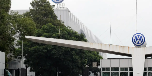 Detienen a exlíder y extesorero del Sindicato de Volkswagen por fraude.