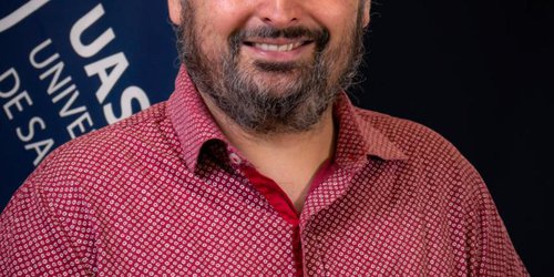 Catedrático presenta el libro “Resiliencia”, un proyecto de investigación artística sobre la contaminación del aire y agua