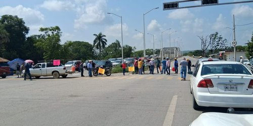Habitantes de la delegación El Pujal bloquean carretera Mexico-Laredo
