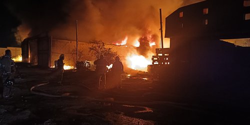 Gobierno Estatal suma esfuerzos en control de incendio de recicladora en Villa de Pozos