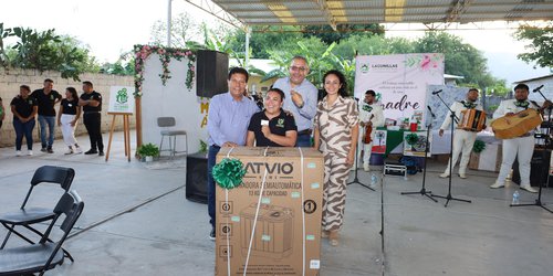 Oscar Bautista y alcalde de Lagunillas celebran a las madres en Río de Pinihuan y la cabecera
