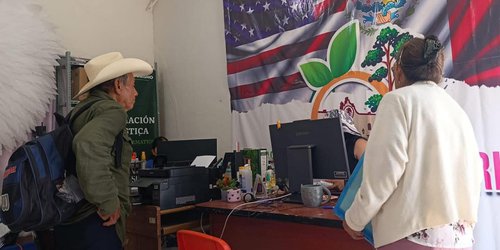 Después de años de espera, adulto mayor logra reencontrarse con su familia