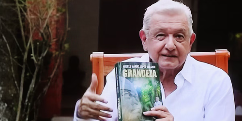 Niños reciben libro de AMLO tras ganar torneo de futbol en Tabasco.