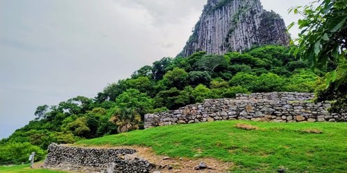Quiahuiztlan: la necrópolis cobijada por la lluvia.
