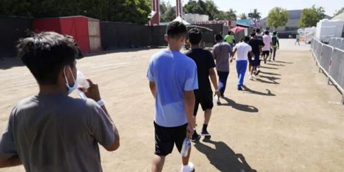 Senador de EU revela plan del gobierno de Trump para expulsar a 500 niños migrantes del país.