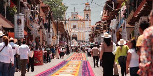 Un tapete multicolor de fe: Xico transforma sus calles con la tradicional alfombra de aserrín.