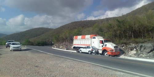 Camionero de Tamasopo herido de gravedad en asalto en carretera a SLP