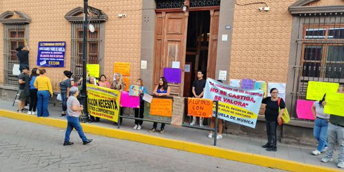 Padres, alumnos y exalumnos defienden al maestro de la Escuela de Música “Julián Carrillo”