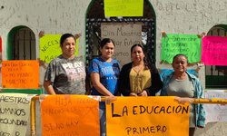 Padres de familia mantienen cerrada Telesecundaria por falta de maestros en Ciudad Fernández