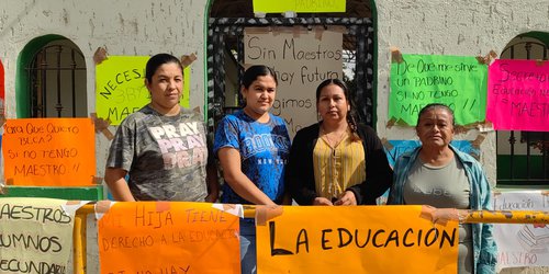 Padres de familia mantienen cerrada Telesecundaria por falta de maestros en Ciudad Fernández