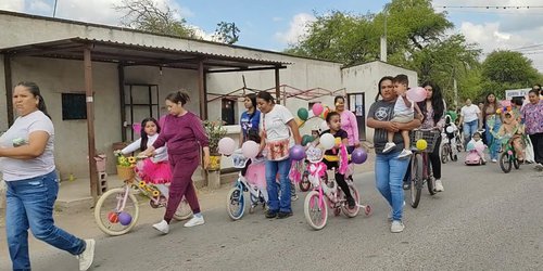 Colorido desfile de primavera llena de alegría calles del Barrio de Guadalupe