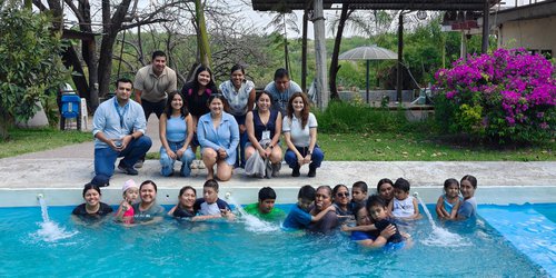 DIF Ciudad Fernández realiza actividades de hidroterapia y fisioterapia en el marco de “Más allá del azul”