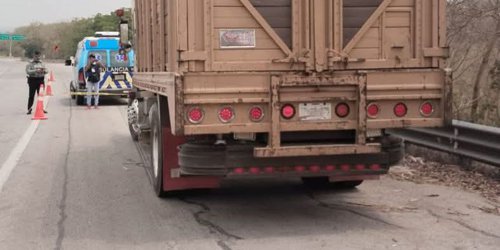 Muere conductor de camión presuntamente por infarto en la Valles–Tamazunchale