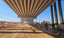 Continúan cierres viales por montajes de trabes en puente